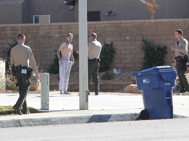 バックスのニックの弟アーロン・カーター、警察に玄関の扉を壊される