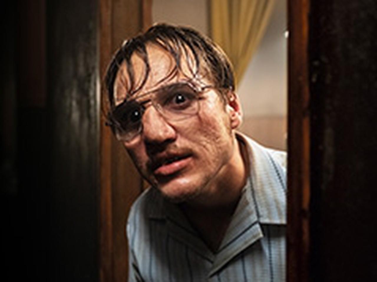 映画『屋根裏の殺人鬼フリッツ・ホンカ』の主人公役が生々しすぎるほど本人にそっくり【写真比較】