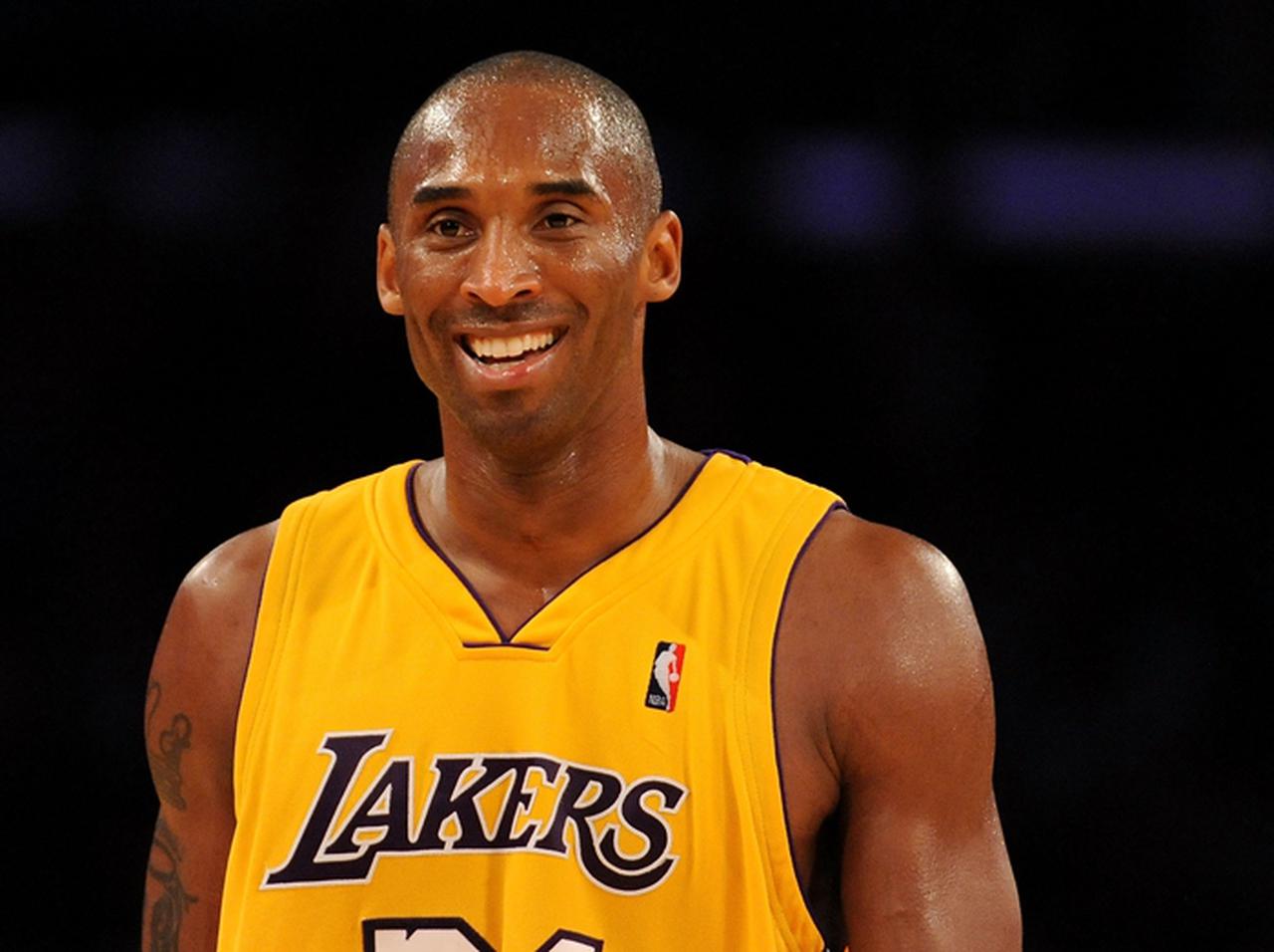 コービー・ブライアントの訃報受け、米ニューヨーク市内が追悼ムードに包まれる