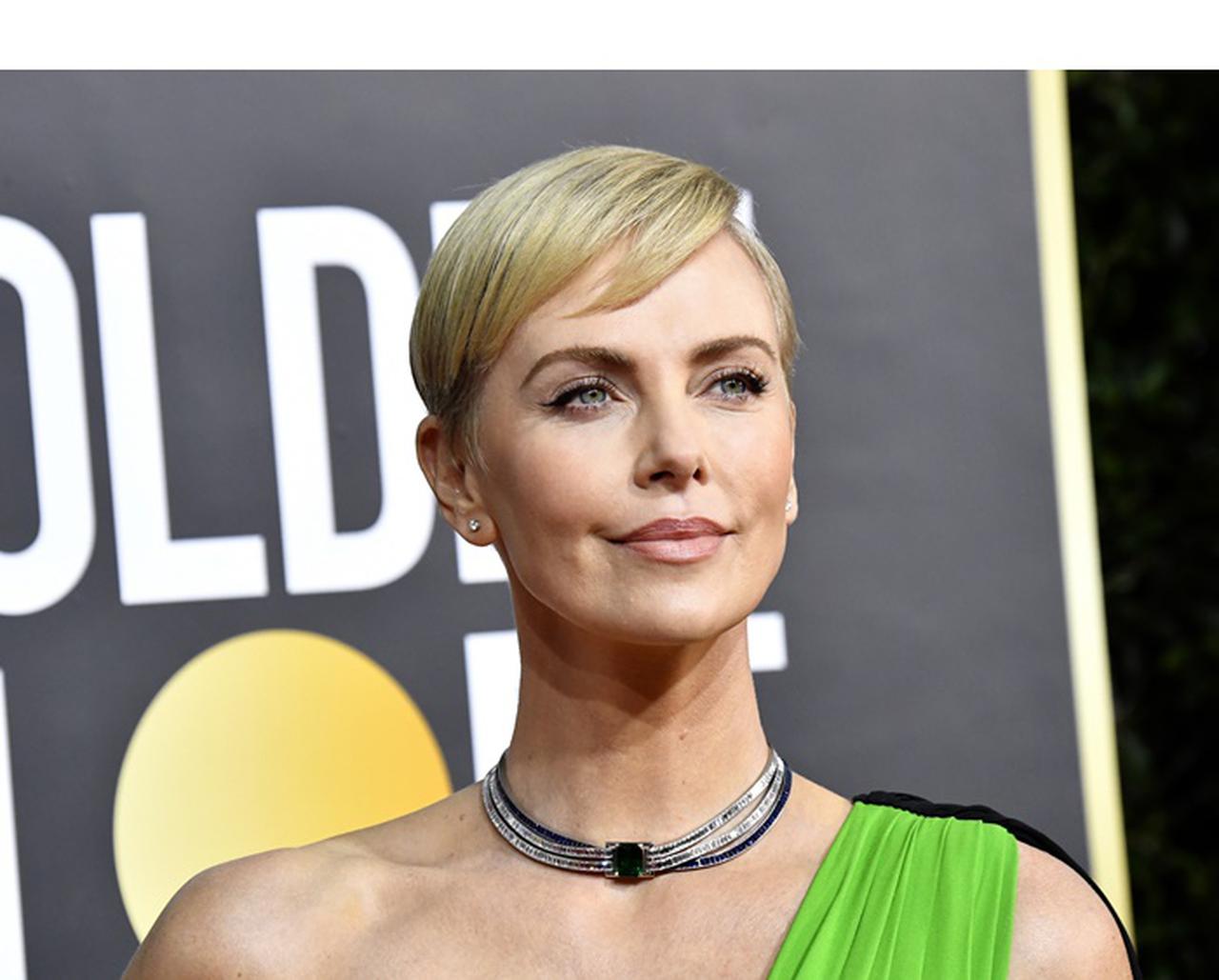 シャーリーズ・セロン、「挑戦」したドレスを選んだ裏側をスタイリストが明かす【ゴールデン・グローブ2020】