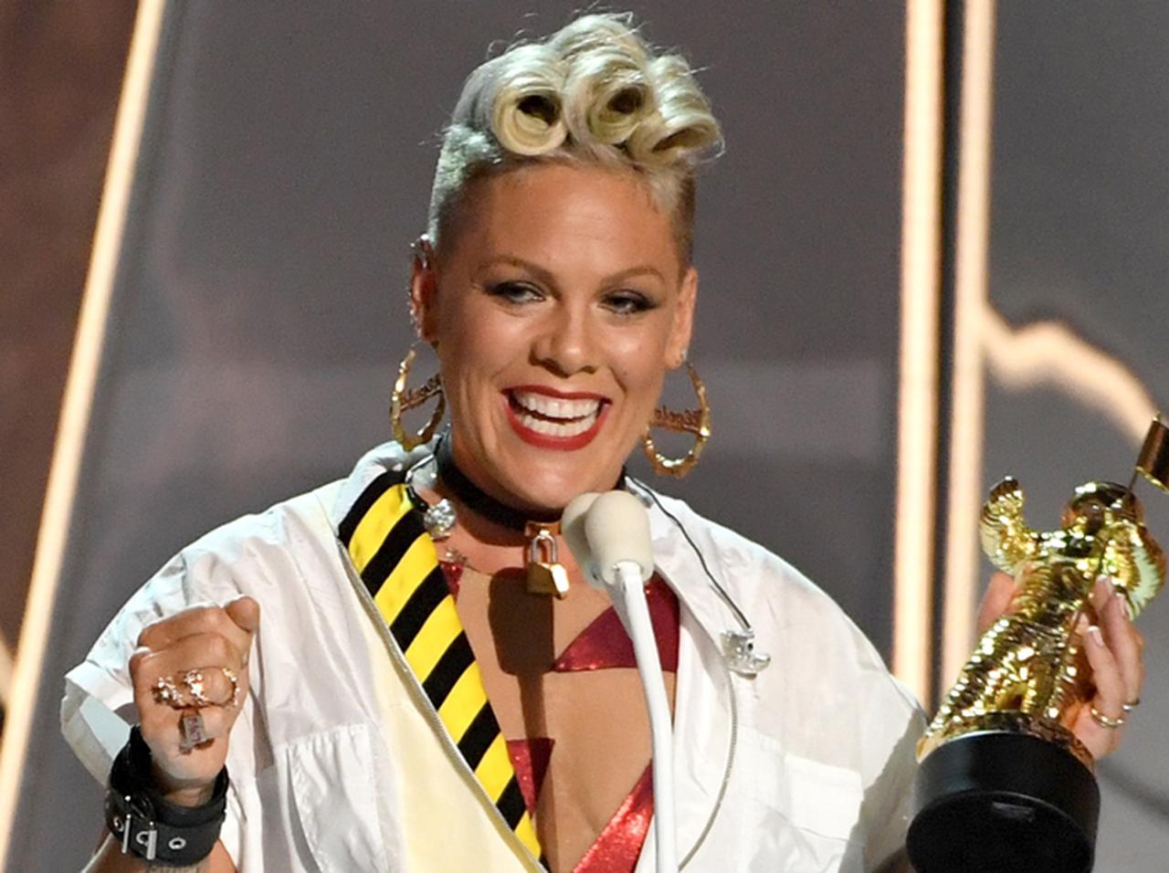 ピンクが自分自身に手紙、「年を重ねるにつれて変化する外見」にリアルな言葉を綴る