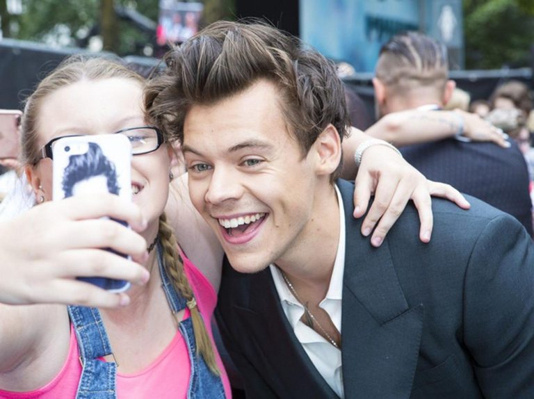 ハリー・スタイルズに「激似」のスタバ店員、そっくりすぎて客から『本人?』と聞かれる