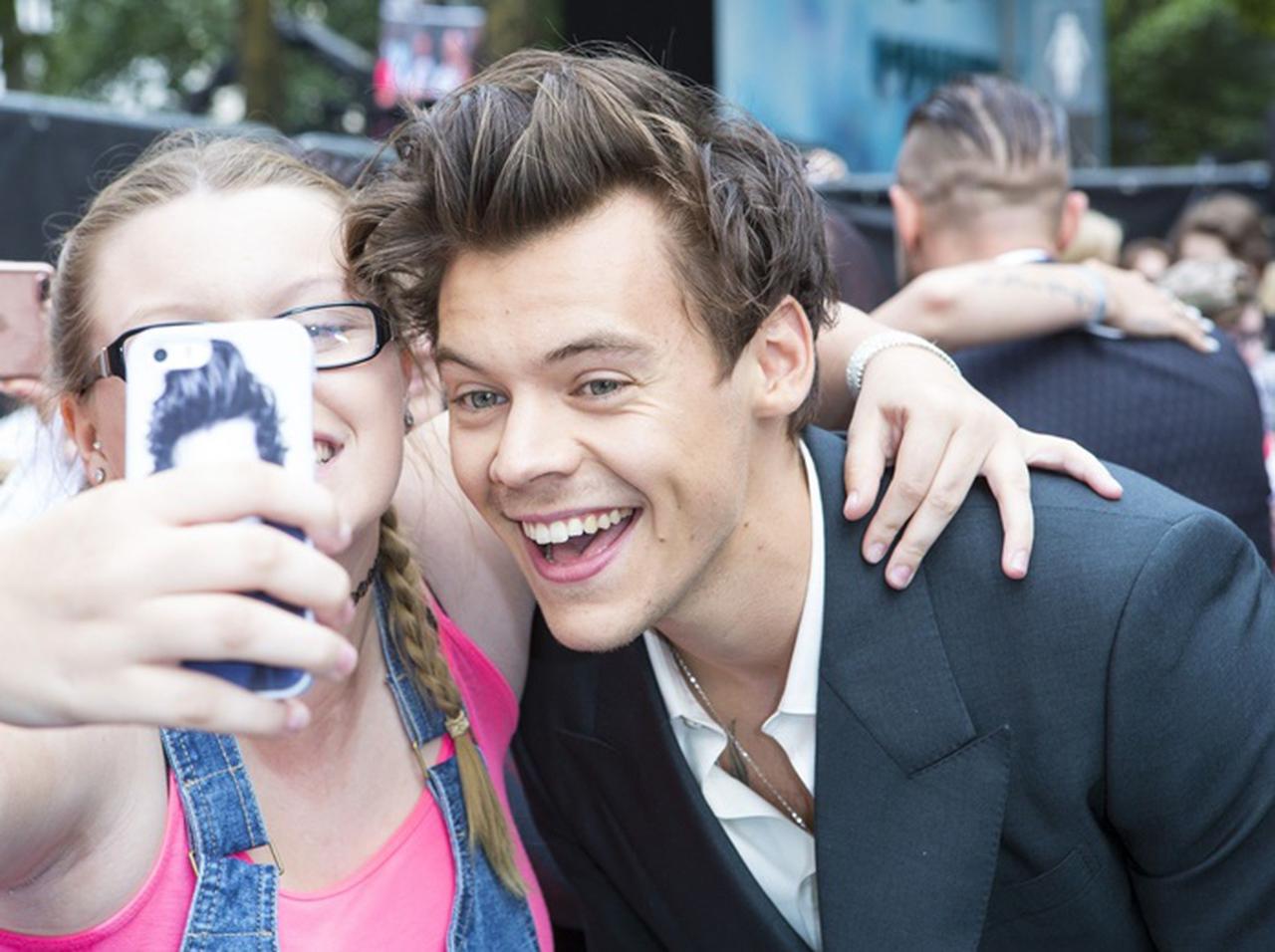 ハリー・スタイルズに「激似」のスタバ店員、そっくりすぎて客から『本人?』と聞かれる