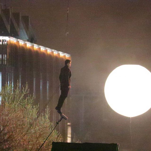 リチャード・マッデンが宙を舞う！MCU新作映画『エターナルズ』の撮影現場が激写