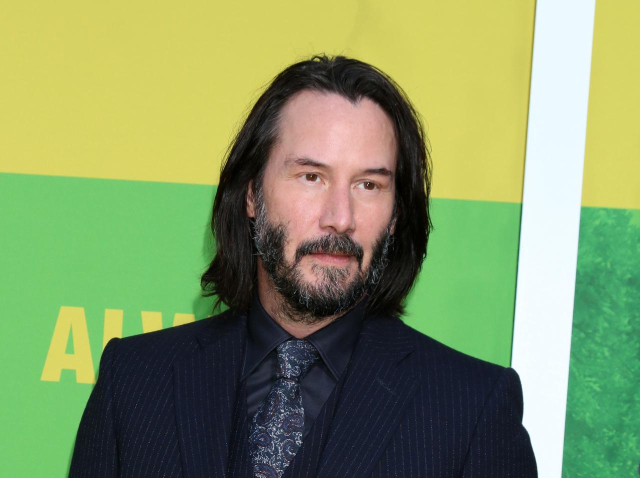 キアヌ・リーブス、1人で花壇の縁に座ってサーティーワンを幸せそうに頬張る【動画アリ】