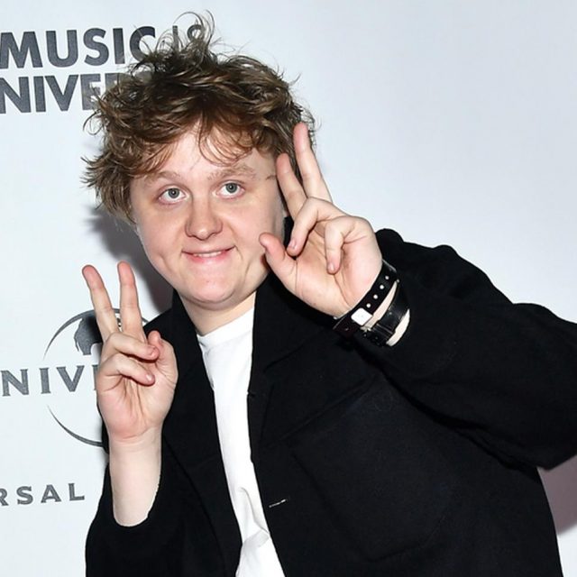 セレブオーラ皆無？ルイス・キャパルディ、アワードで「席埋め係」に間違われる