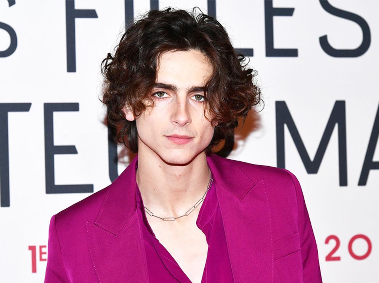 ティモシー・シャラメの激レアな「ちょびヒゲ」が乙女心を搔き乱す