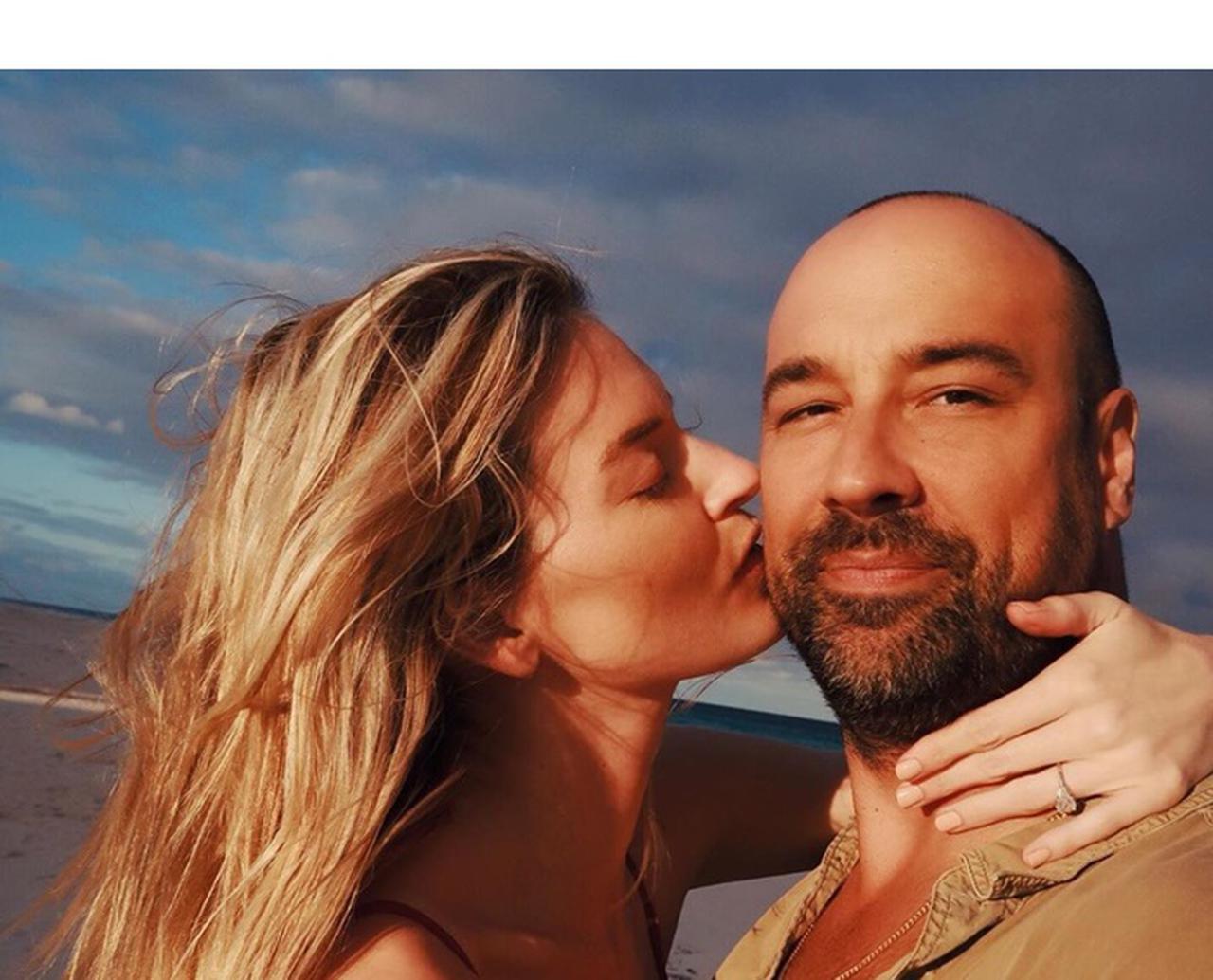 マーサ・ハント、「秘密があるの」と語り婚約を発表