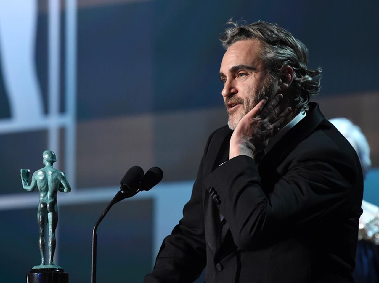 ホアキン・フェニックスがSAGで主演男優賞!ライバル候補者全員とジョーカー演じたヒース・レジャーにコメント