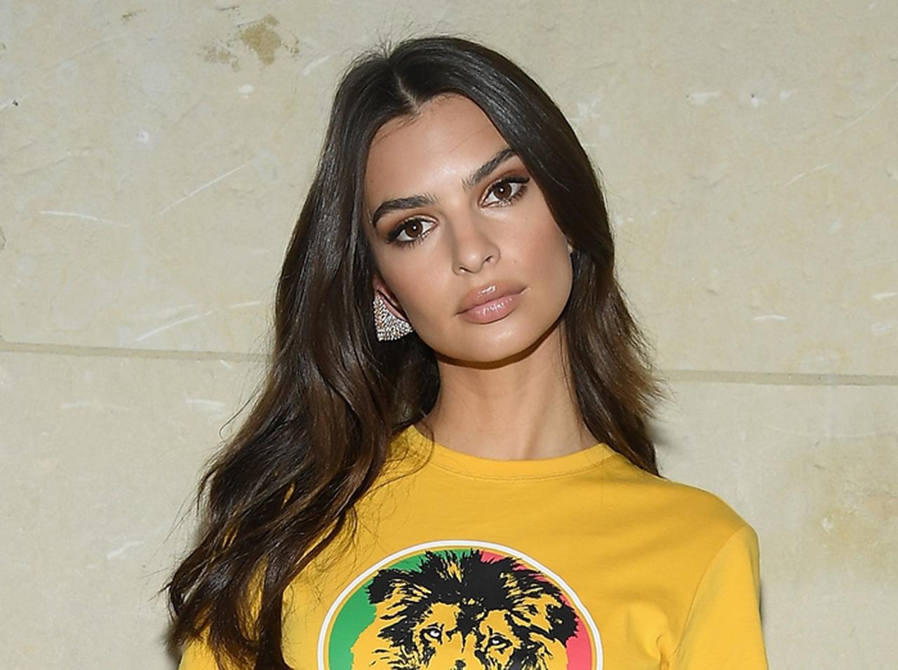 エミリー・ラタコウスキー、夫セバスチャンと街中でラブラブキス