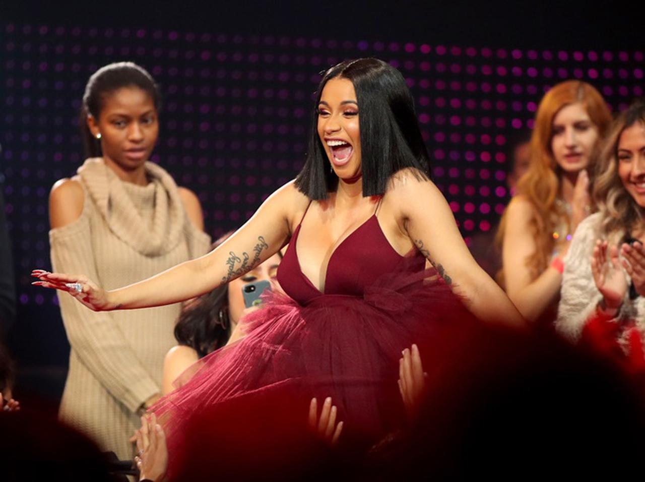 カーディ・B、「全身スケスケ」の“攻め服”が完全に隠す場所を間違えてる