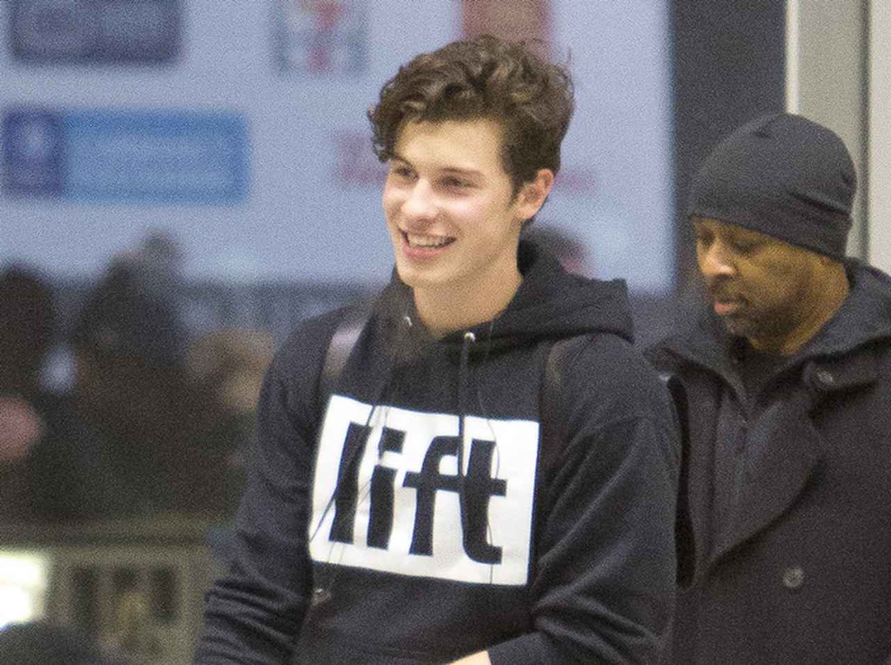 ショーン・メンデス、ハリー・スタイルズの「公式グッズ」をプライベートで愛用