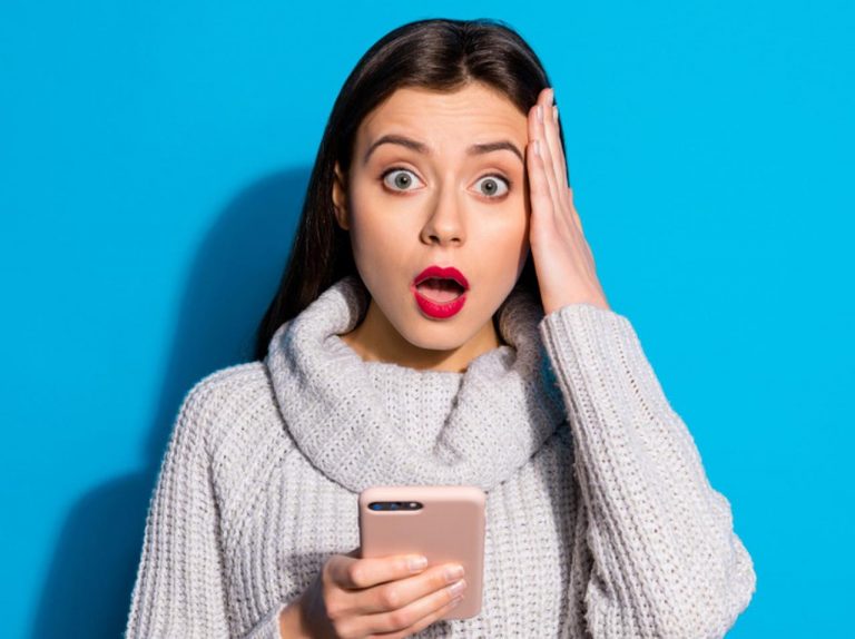 しつこいニキビ肌、肌荒れの原因はスマホかも?オススメの対処法とは