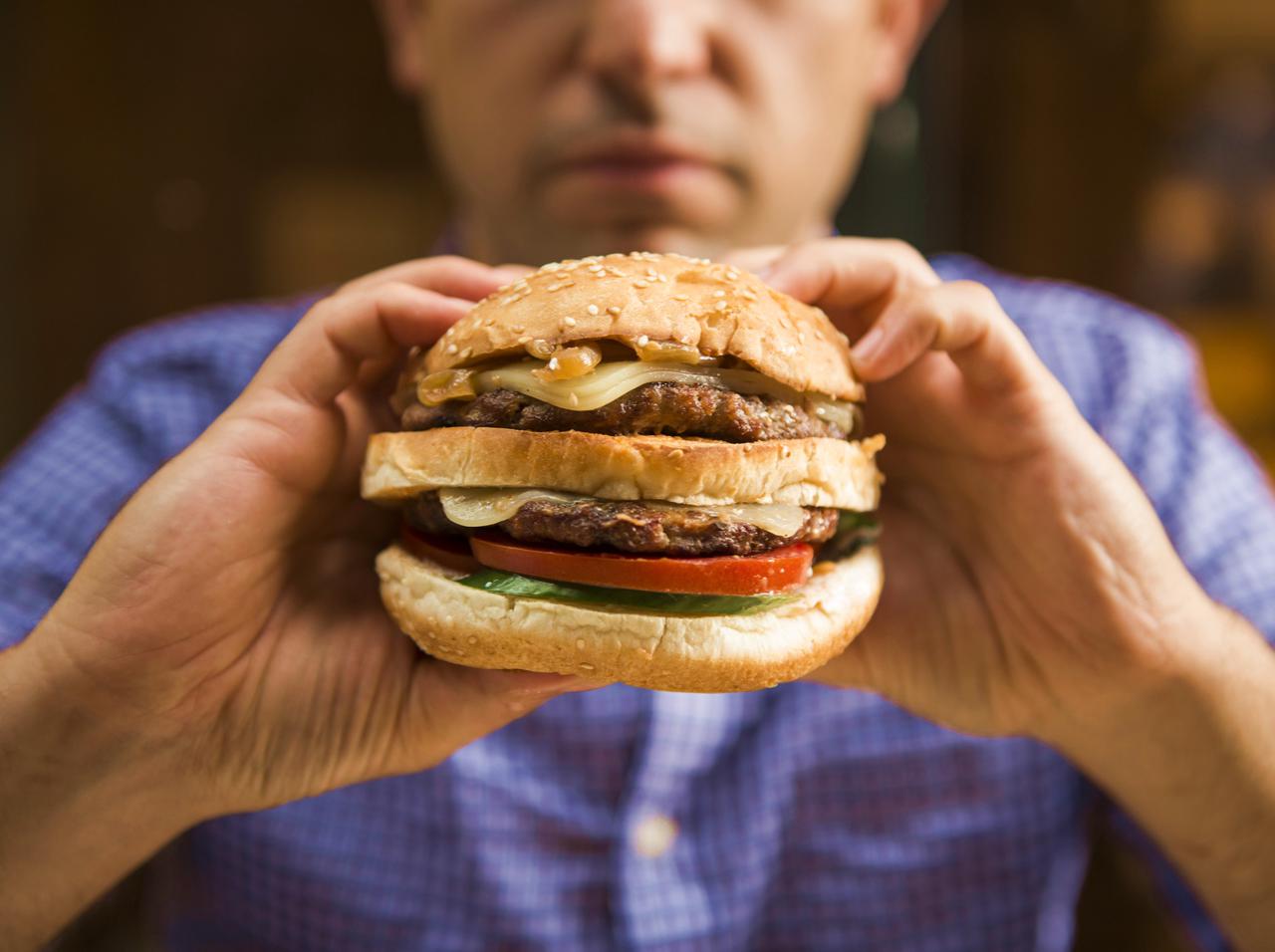 マクドナルドのハンバーガーを「21年間」保管したら?『衝撃の結果』に震える