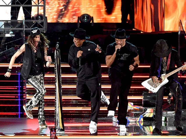 エアロスミス、RUN DMCとキレッキレのパフォーマンスで観客を魅了、コービー追悼も【グラミー賞2020】