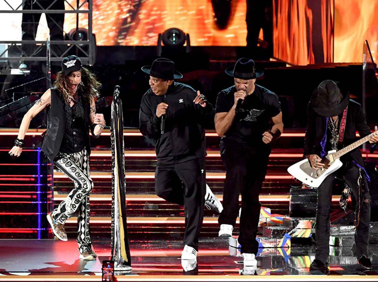 エアロスミス、RUN DMCとキレッキレのパフォーマンスで観客を魅了、コービー追悼も【グラミー賞2020】