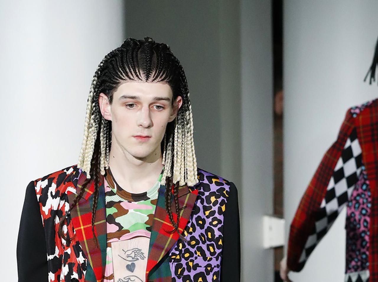 コムデギャルソン、白人モデルに“黒人がルーツ”のウィッグ着用させ批判殺到