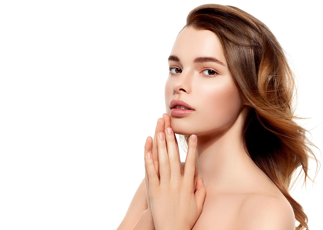 リフトアップして小顔に見せる、すぐできるメイク技とは?