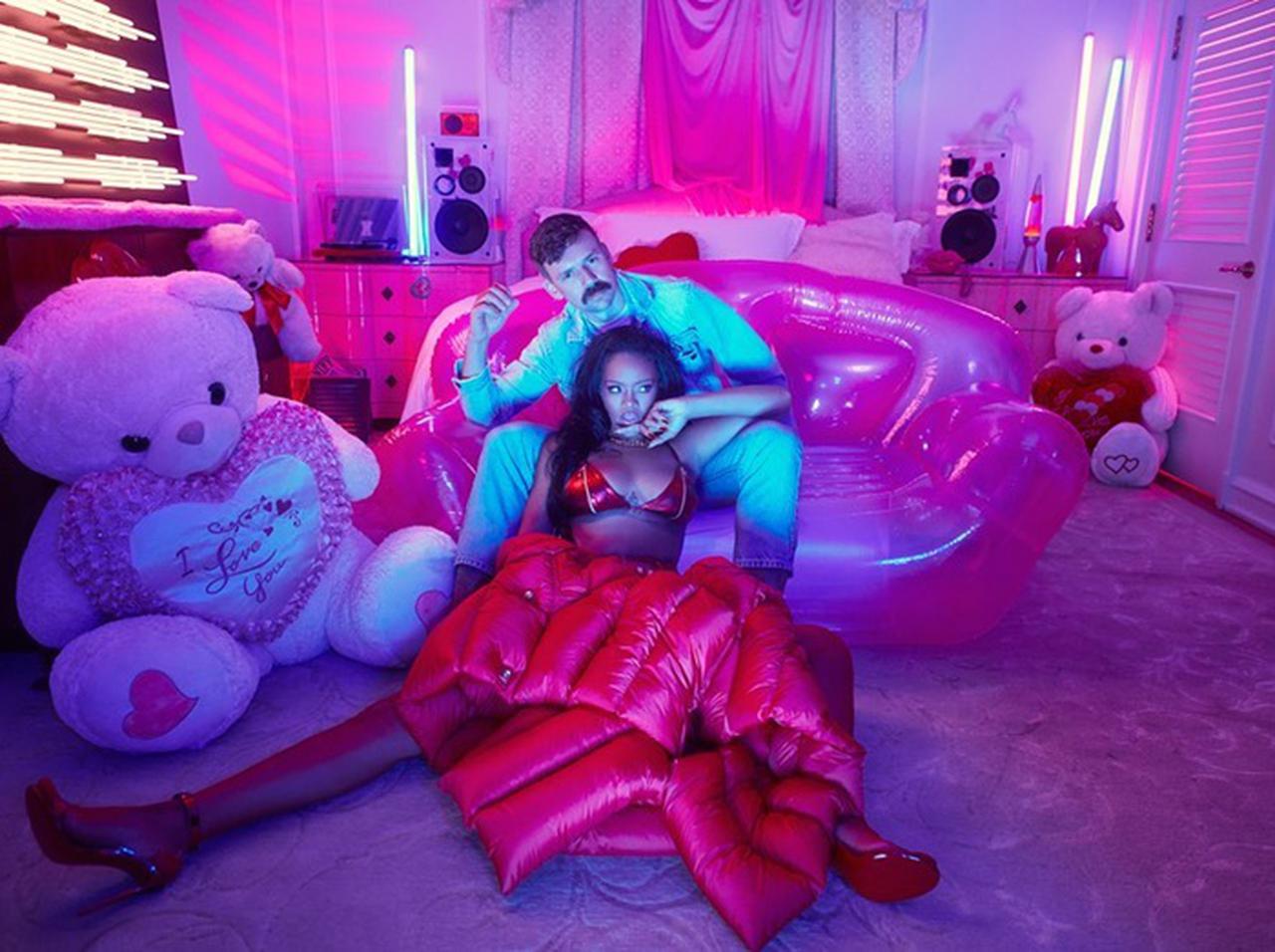 リアーナ、自ら下着のチャックをオープンする姿は赤面