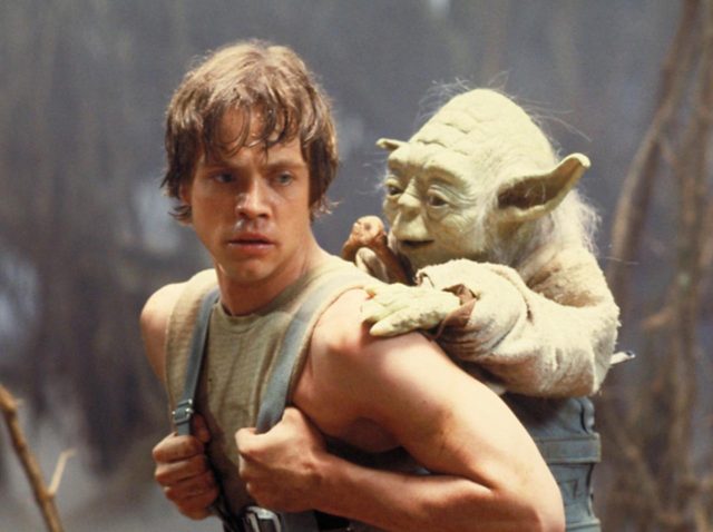 『スター・ウォーズ』の生みの親が「ベビーヨ―ダ」抱く貴重写真にジーンとくる
