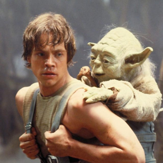 『スター・ウォーズ』の生みの親が「ベビーヨ―ダ」抱く貴重写真にジーンとくる