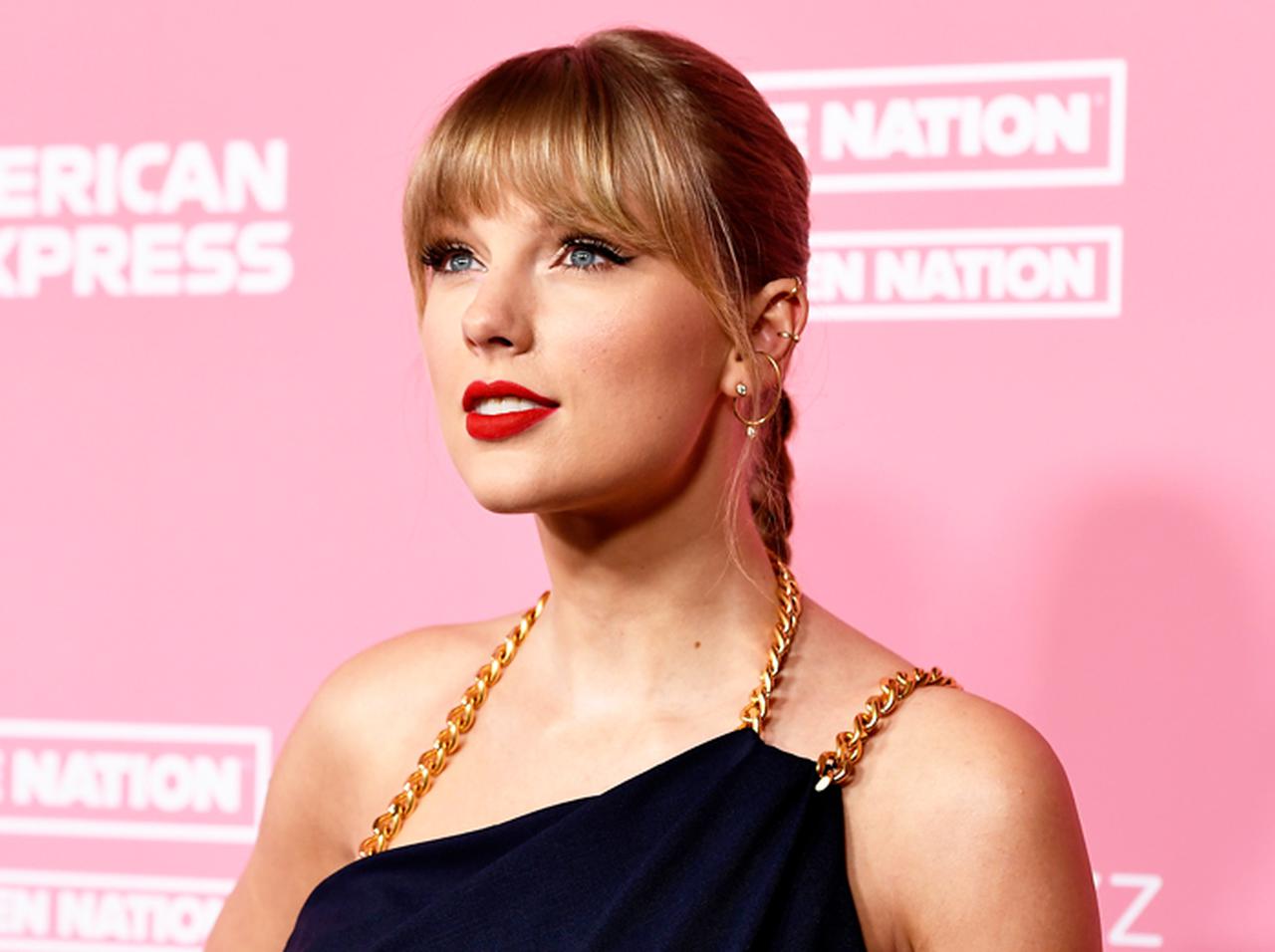 テイラー・スウィフト、密着映画の予告が公開！恋人との激レア「ラブシーン」も