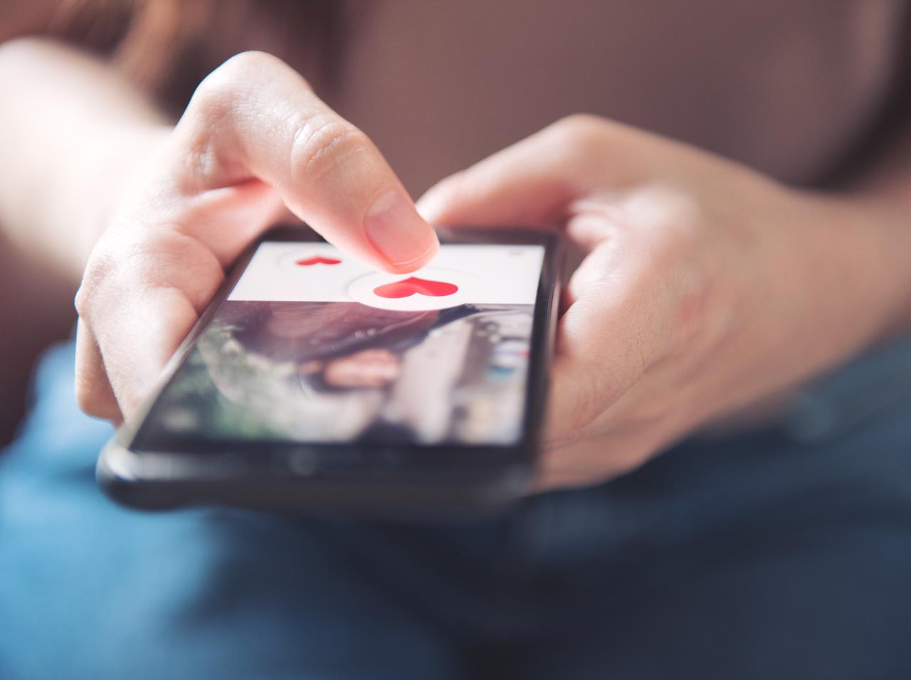 ティンダー「警察を呼べる非常ボタン」「プロフ写真が本人かどうかの認証」導入
