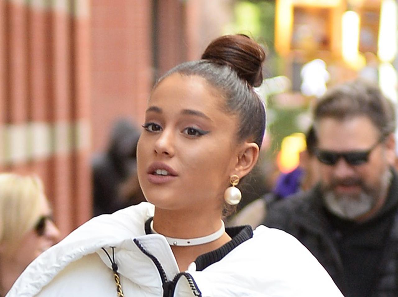 アリアナ・グランデ、親友たちとガチ対決した「ボウリングの腕前」は?