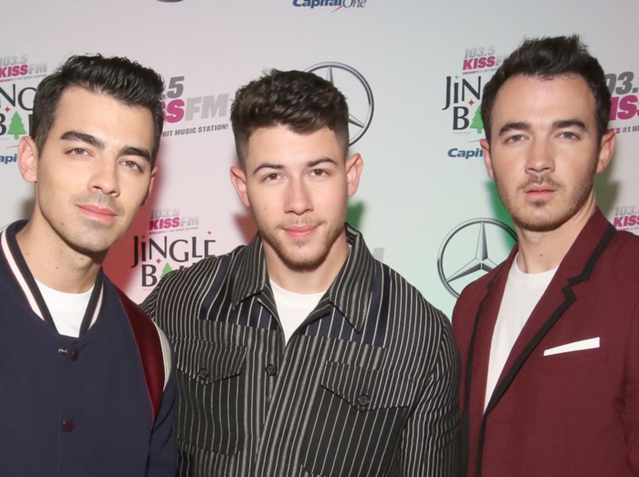 ジョナス・ブラザーズ、出演作『キャンプ・ロック』のワンシーンを再現して笑いを誘う