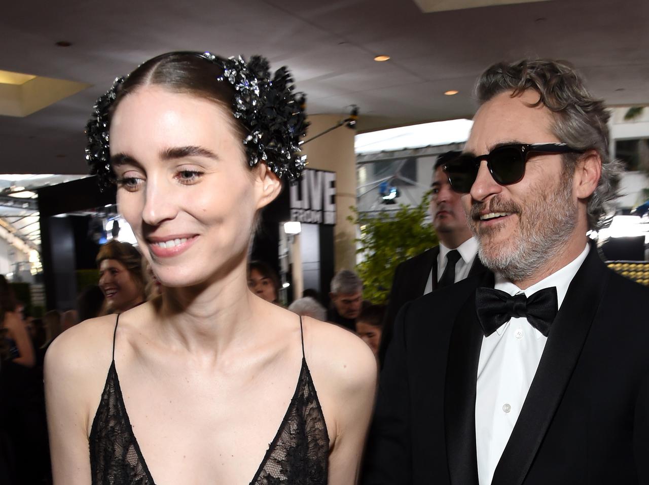 ホアキン・フェニックス、受賞スピーチ中のルーニー・マーラへの「愛情表現」に会場から吐息もれる【ゴールデン・グローブ】