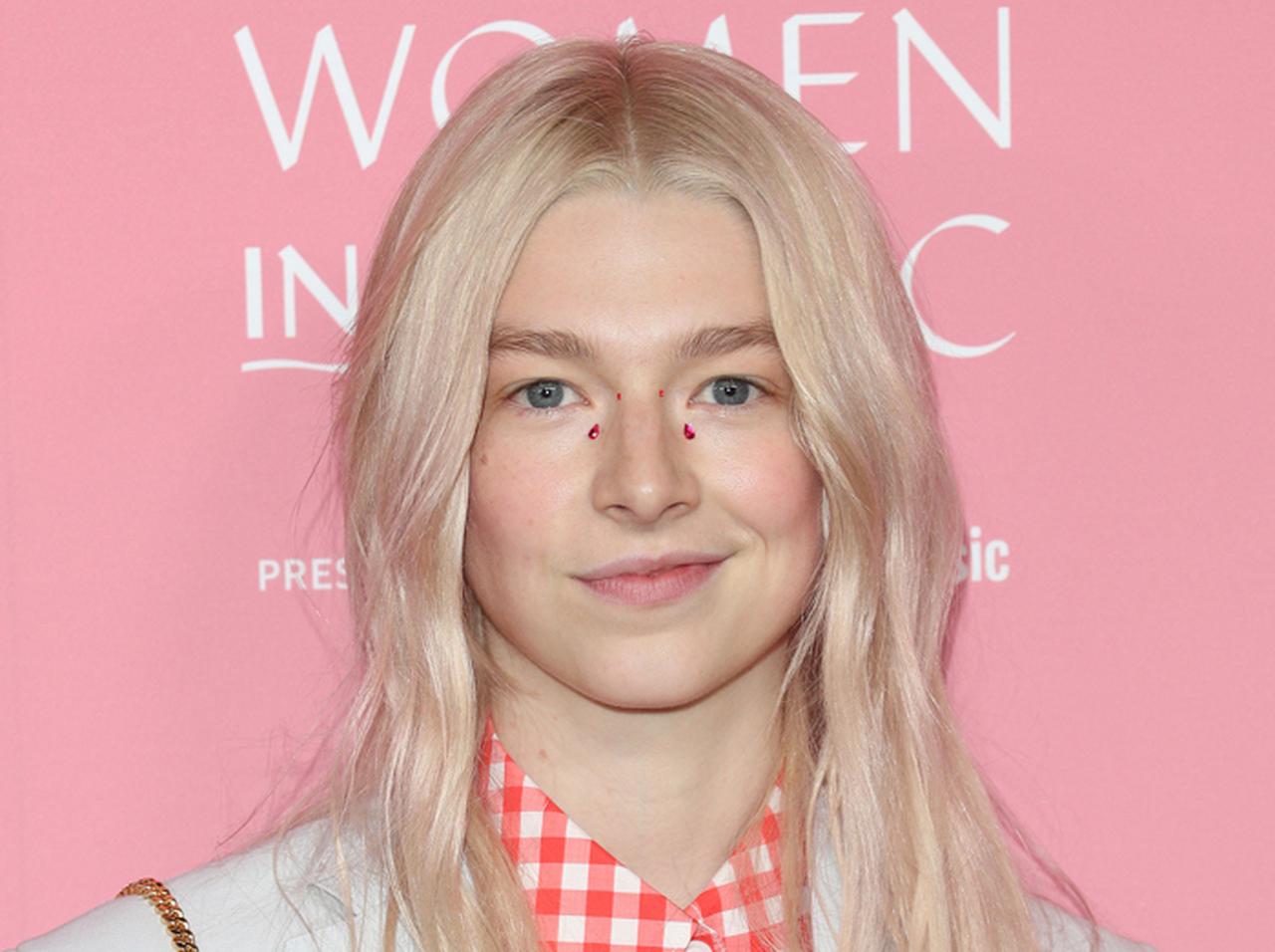 ハンター・シェイファー、“東京の夜景”をイメージした「中指」が話題沸騰