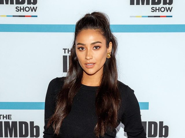 シェイ・ミッチェル、飛行機に乗る時の必須アイテムは「蒸気でホットアイマスク」