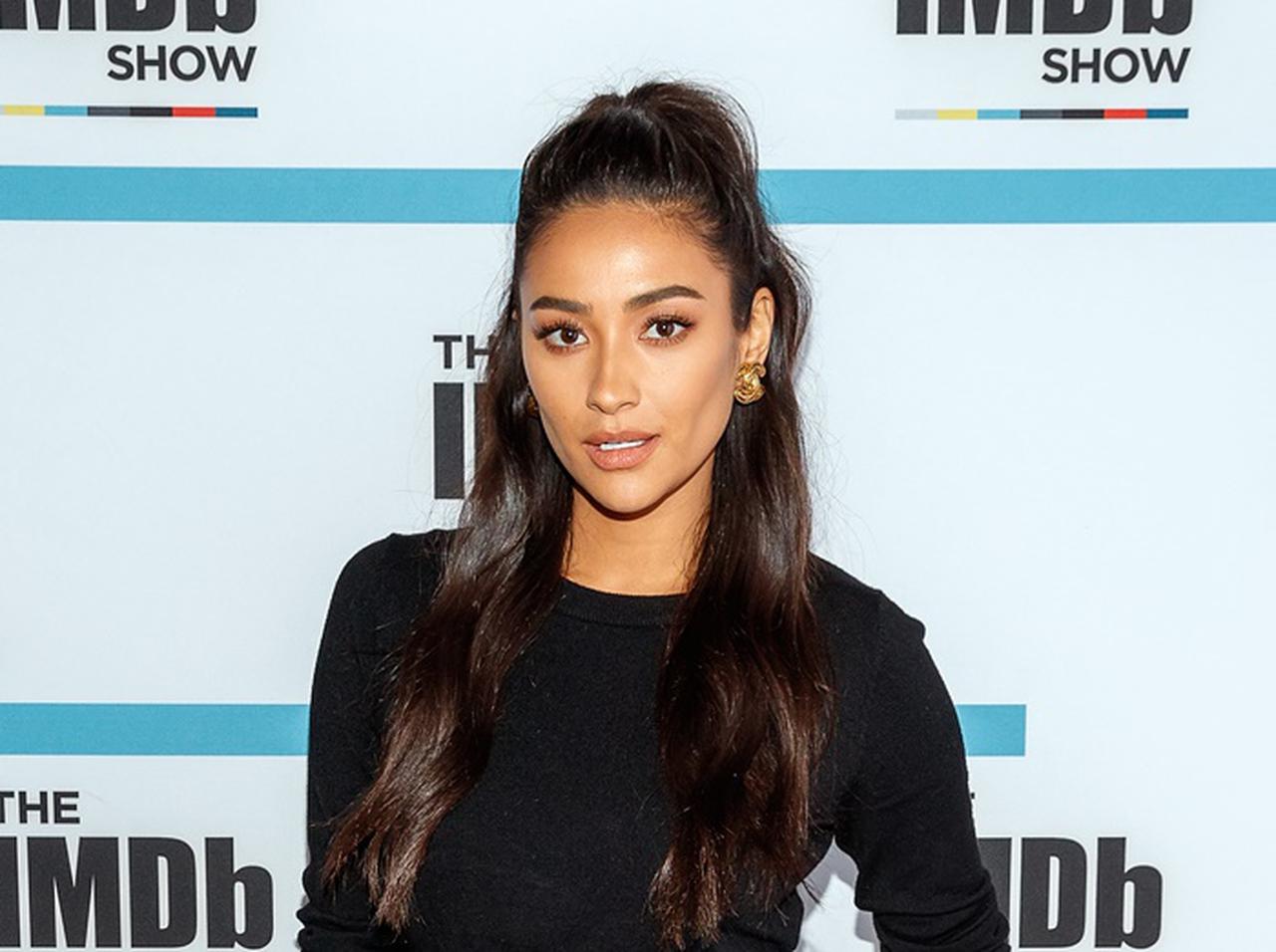 シェイ・ミッチェル、飛行機に乗る時の必須アイテムは「蒸気でホットアイマスク」