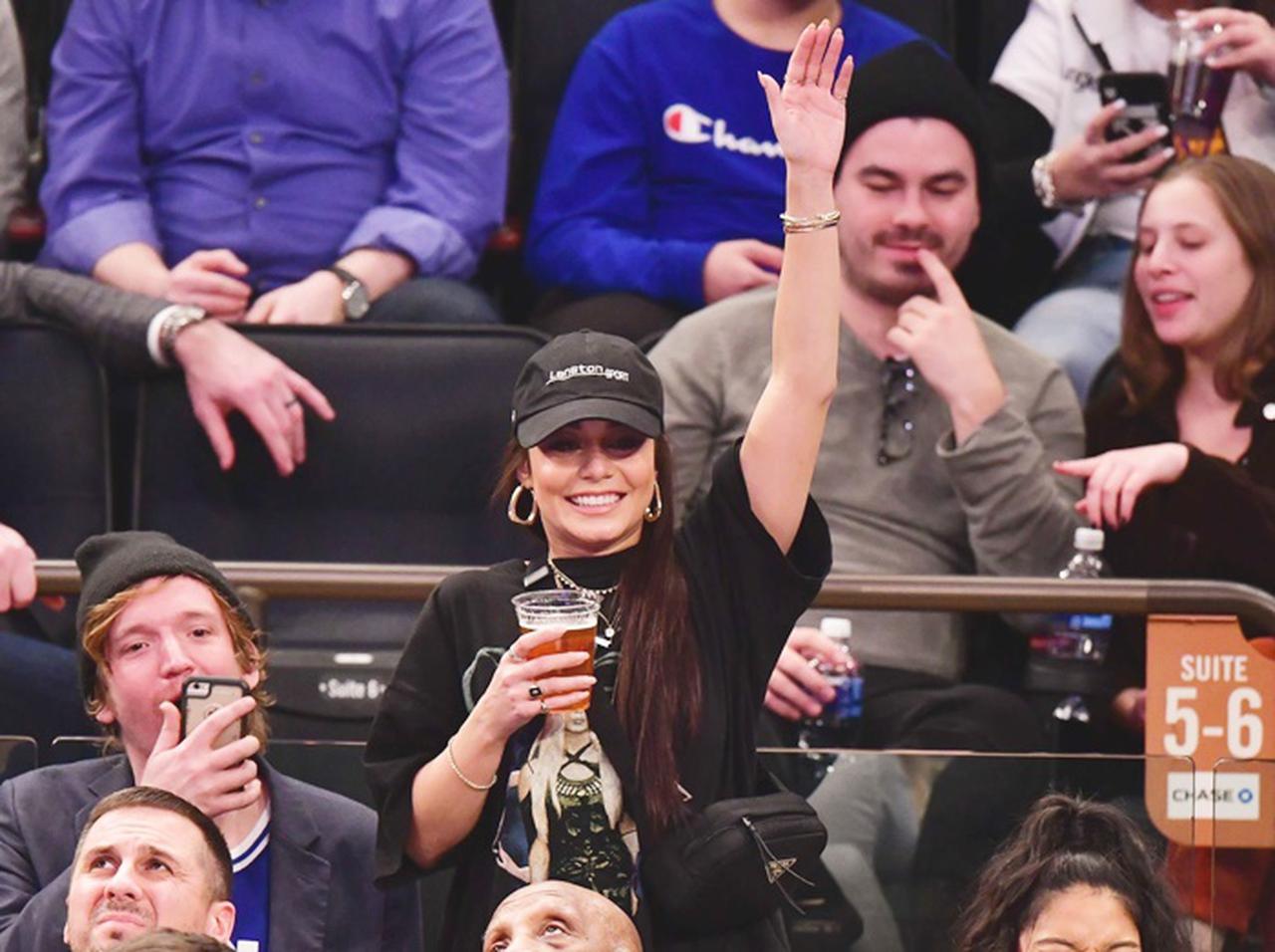 ヴァネッサ・ハジェンズ、デート報道の「NBA選手」が出場する試合を観戦