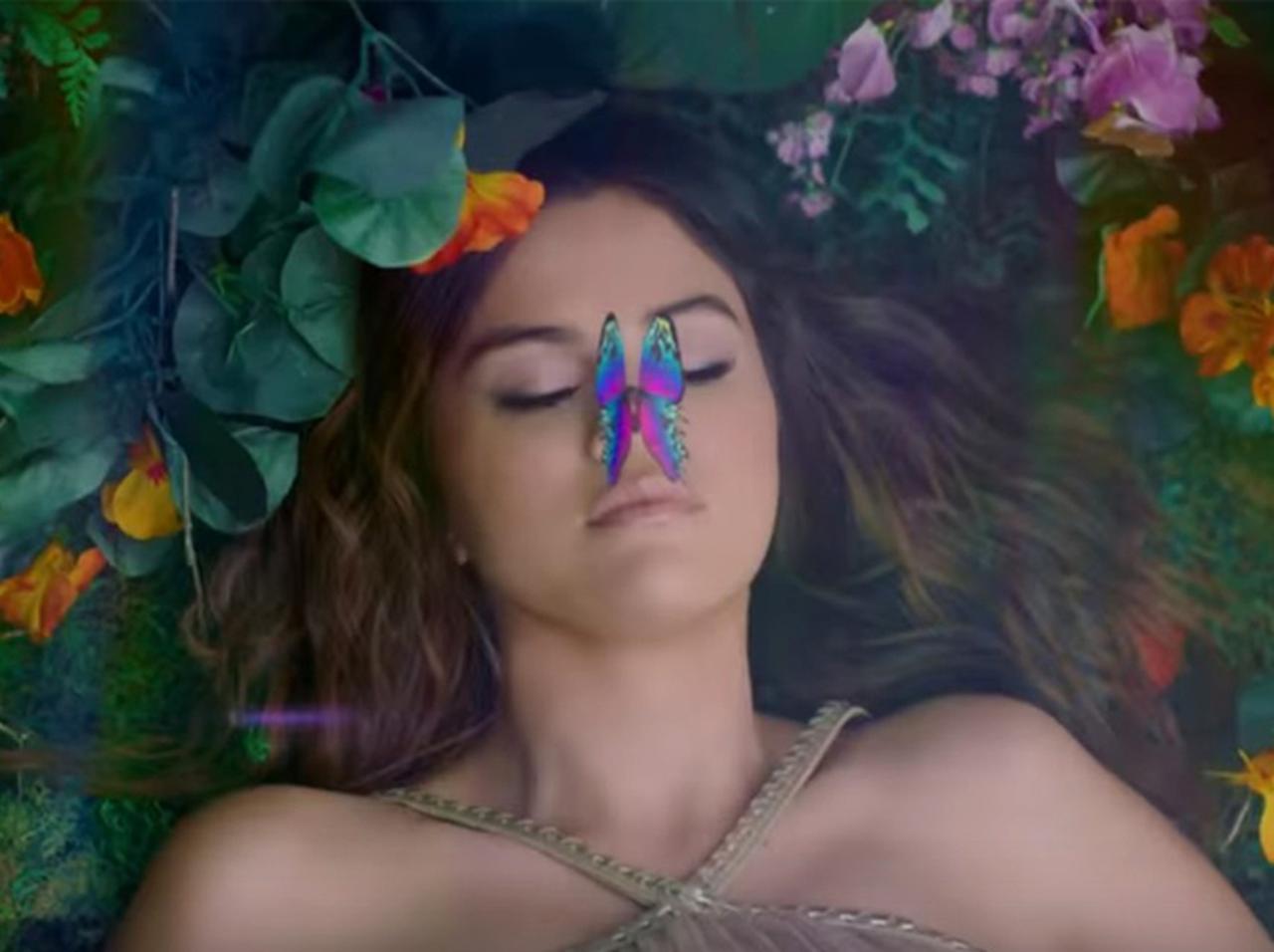 セレーナ・ゴメス、「鼻に蝶」、「回転ベッドでごろん」な新曲MVが目の保養