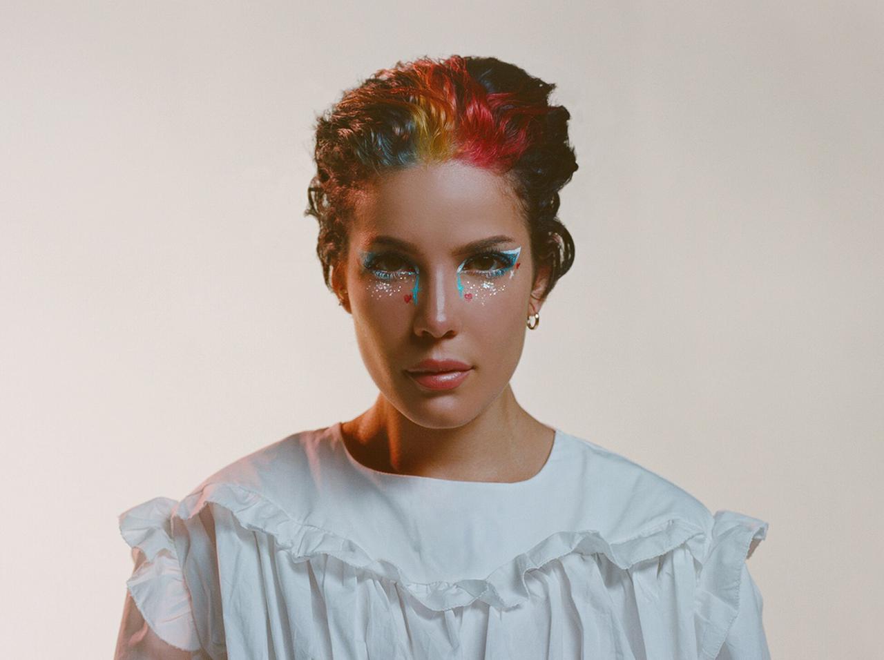 来日が決定したホールジーから「オリジナルUSB卓上加湿器」を3名様にプレゼント