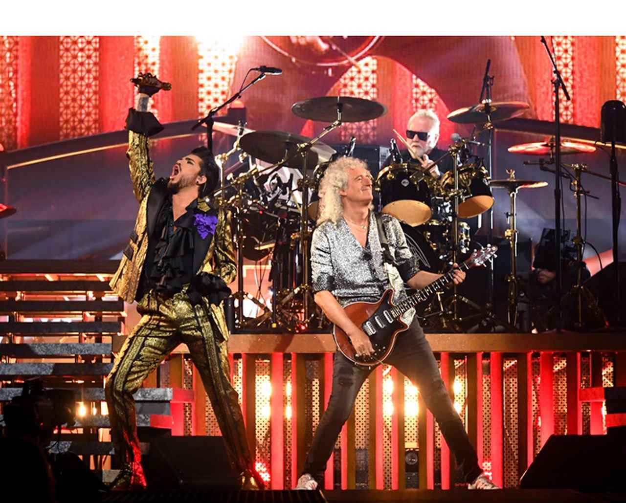 クイーン&アダム・ランバート、それぞれ個性的な「指ハート」を披露