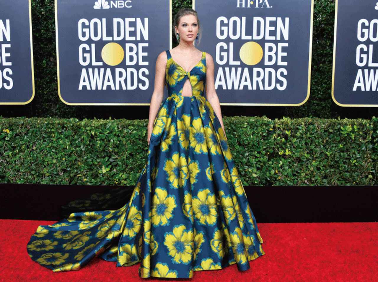 テイラー・スウィフト、エトロのカスタムドレスで視線を奪う【ゴールデン・グローブ】