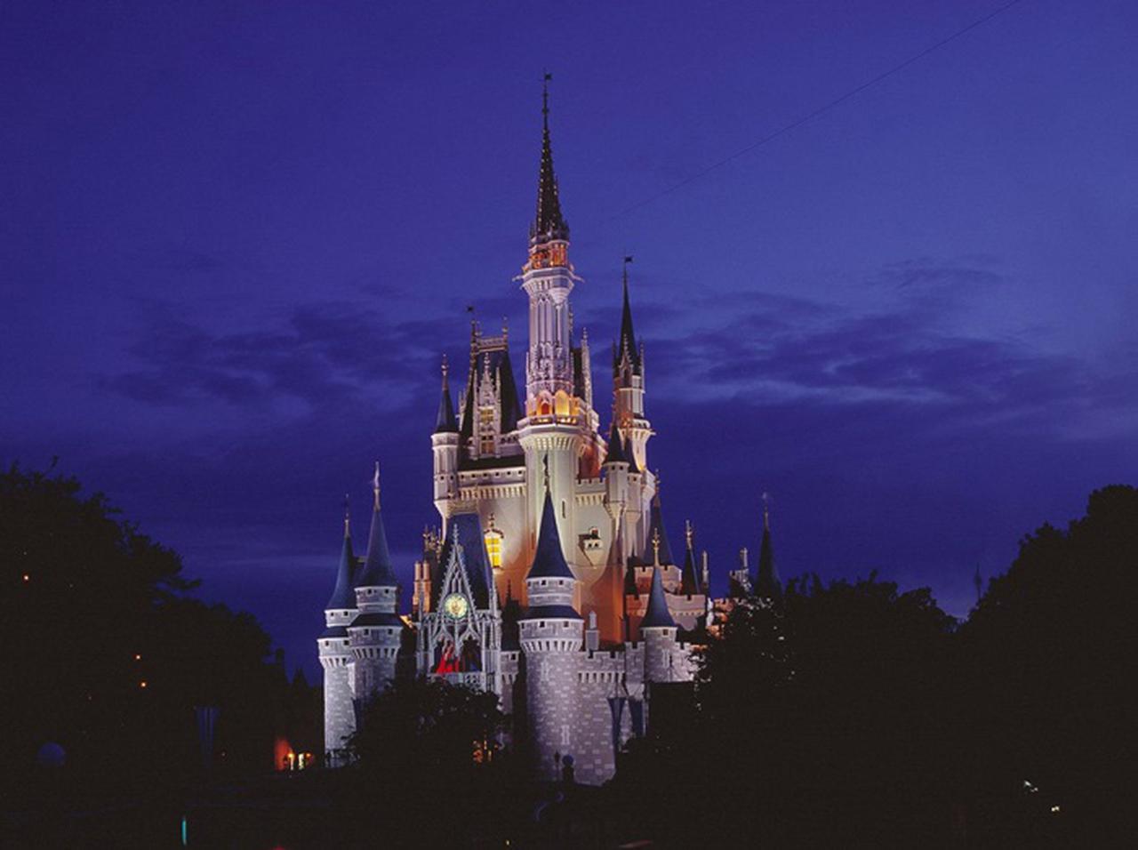 ディズニーワールド、ほかの客の前で女性客が「飛び降り自殺」を図る