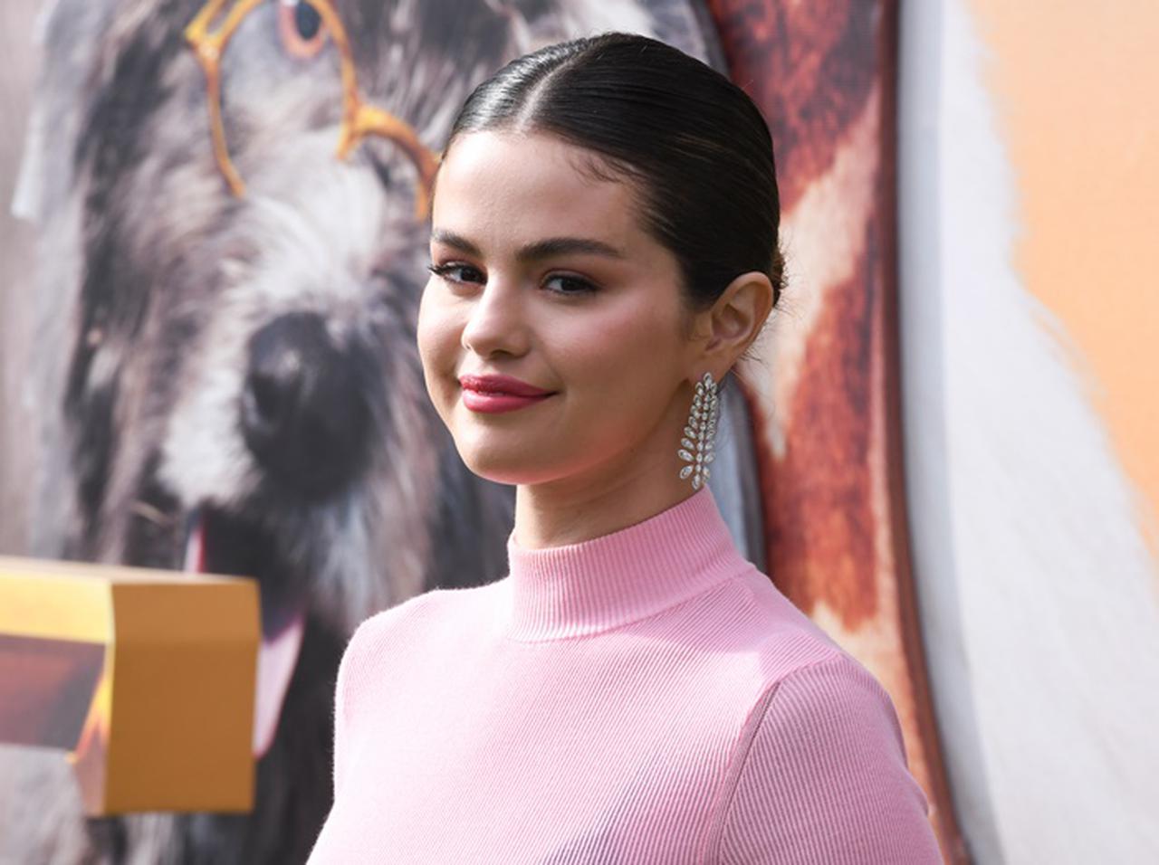 セレーナ・ゴメス、パンが入った状態の「トースター」を持ち歩く