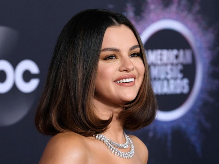 セレーナ・ゴメス、涙こらえながら大好きなファンへの愛を伝える