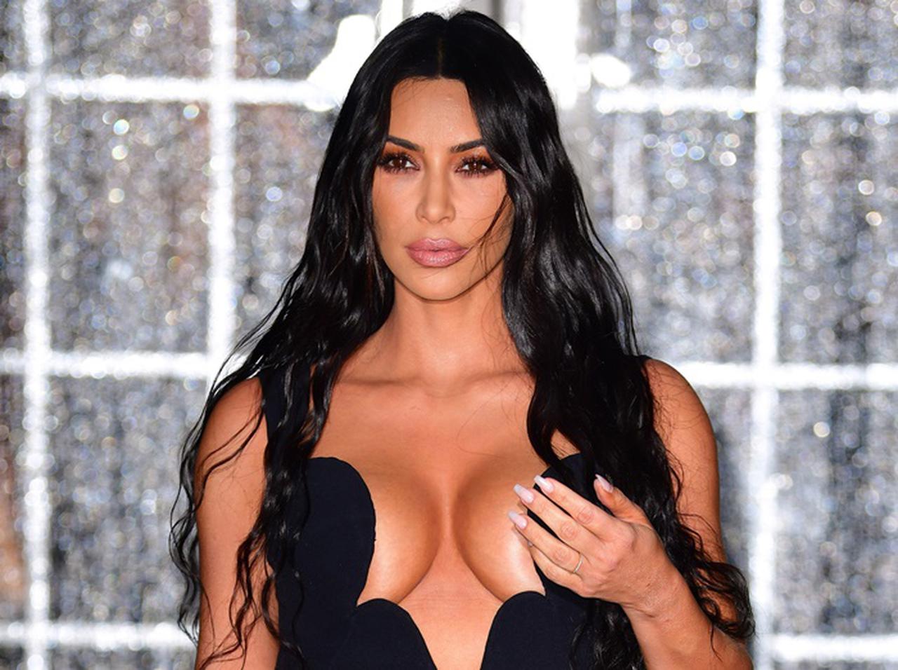 キム・カーダシアン、ほぼ胸丸見えの「目のやり場に困る服装」にある“異変”…