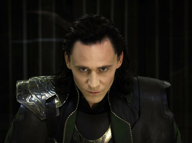 トム・ヒドルストン、MCU『ロキ』の撮影で盛大にコケる