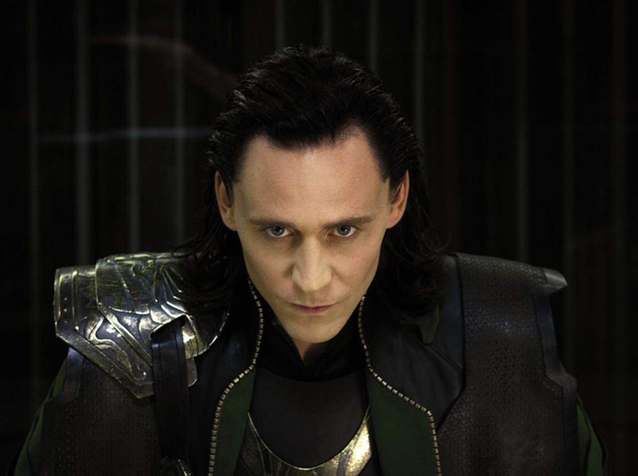 トム・ヒドルストン、MCU『ロキ』の撮影で盛大にコケる