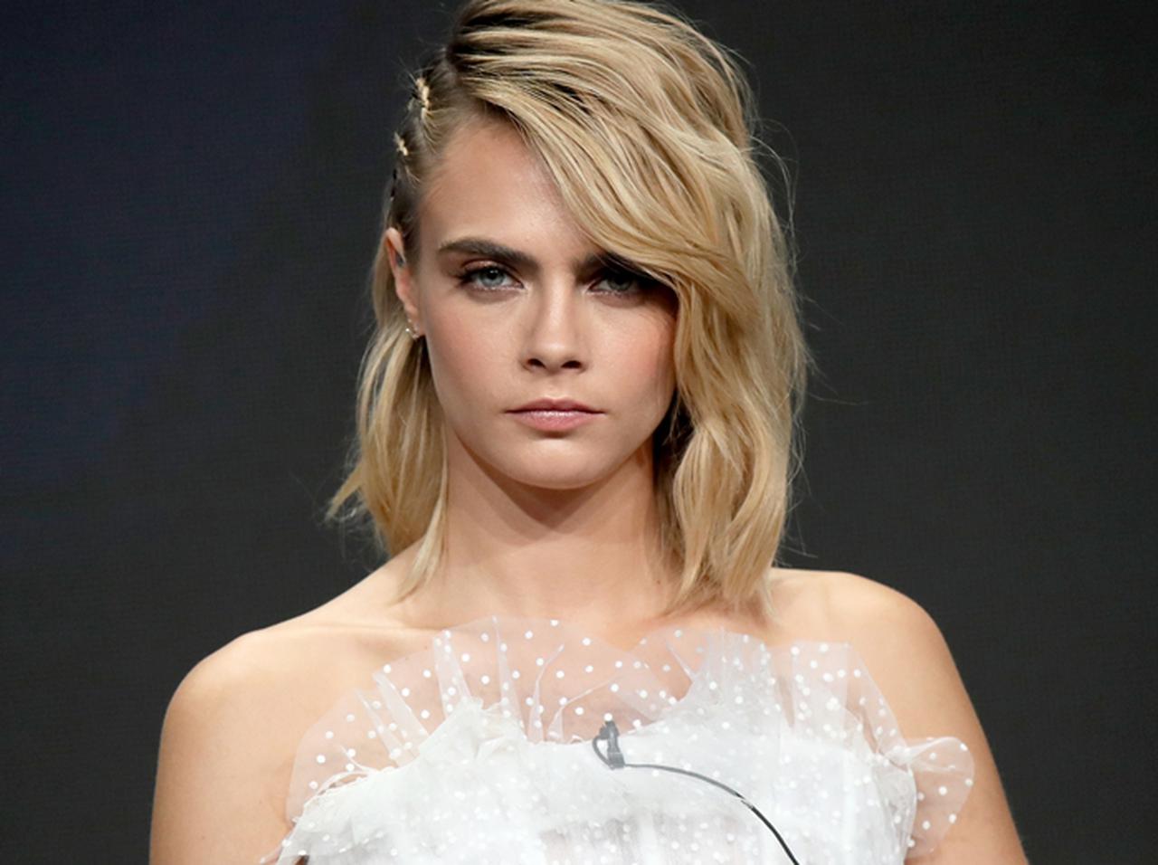 カーラ・デルヴィーニュ、うっかり「大物女優2人」を間違える