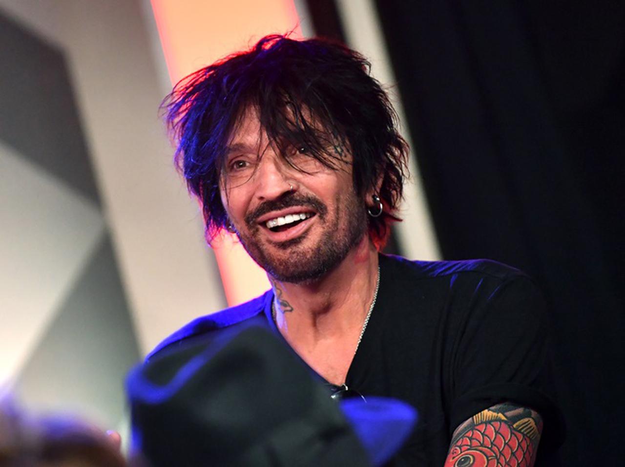 モトリー・クルーのトミー・リー、首に大きく「令和」とタトゥーを入れる