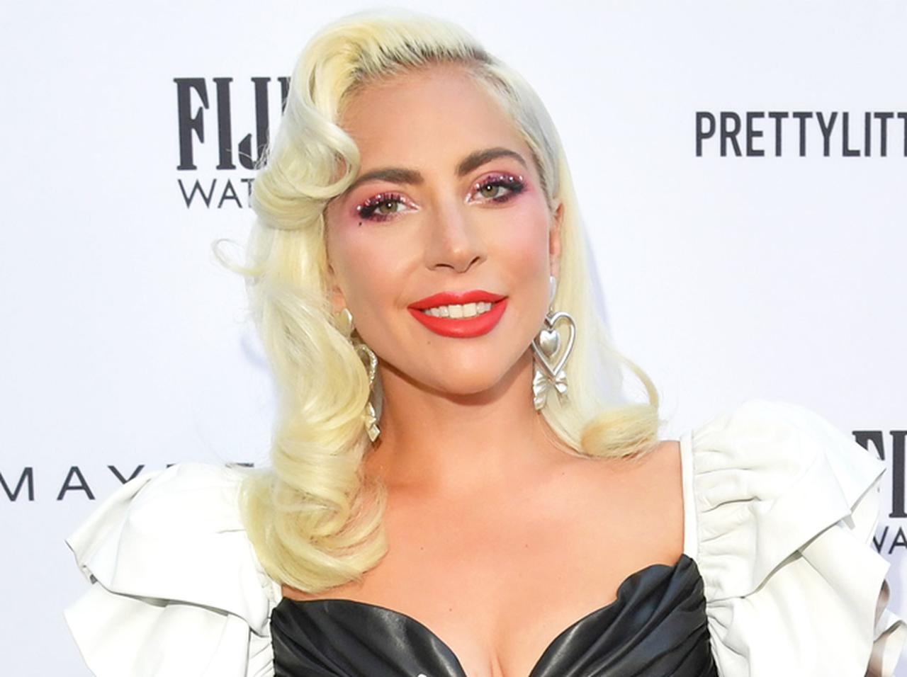 レディー・ガガに新恋人？謎の男「マイケル」とのカウントダウンキスが激撮