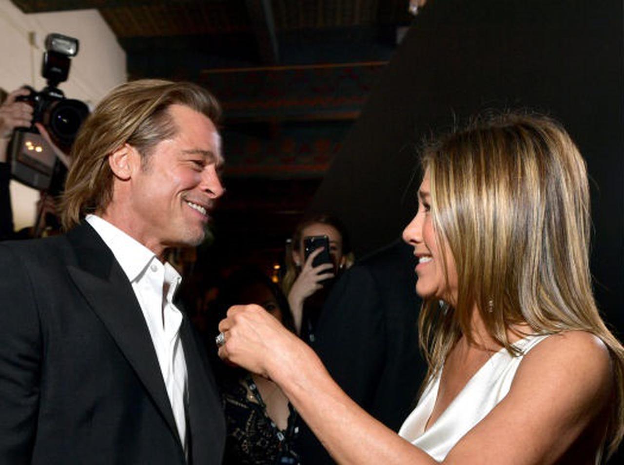 ブラッド・ピット、15年ぶり元妻ジェニファー・アニストンと2ショット！「手を繋ぐ」「スピーチを見守る」ファン熱狂