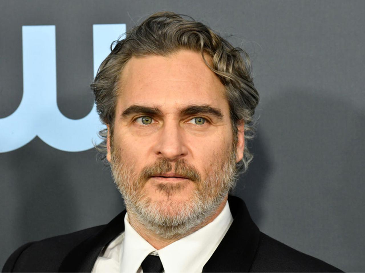 ホアキン・フェニックスの「口元」を嘲笑した大物司会者が大炎上