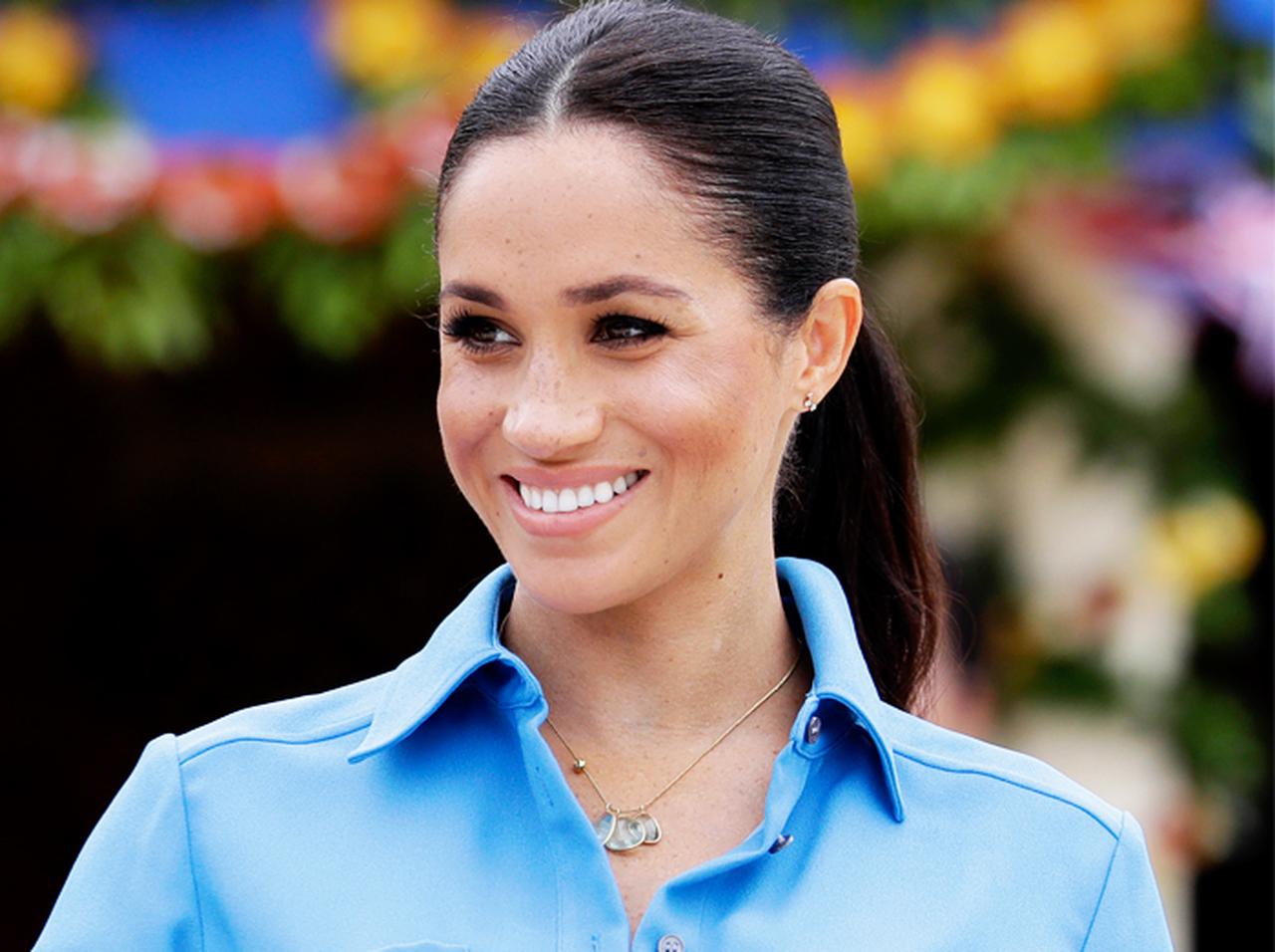 メーガン妃、王室離脱後初の活動は「一般女性とお茶」 リラックスした笑顔見せる